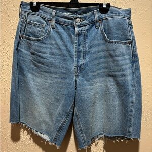 Women’s Old Navy light wash baggy jean shorts (MID RISE)